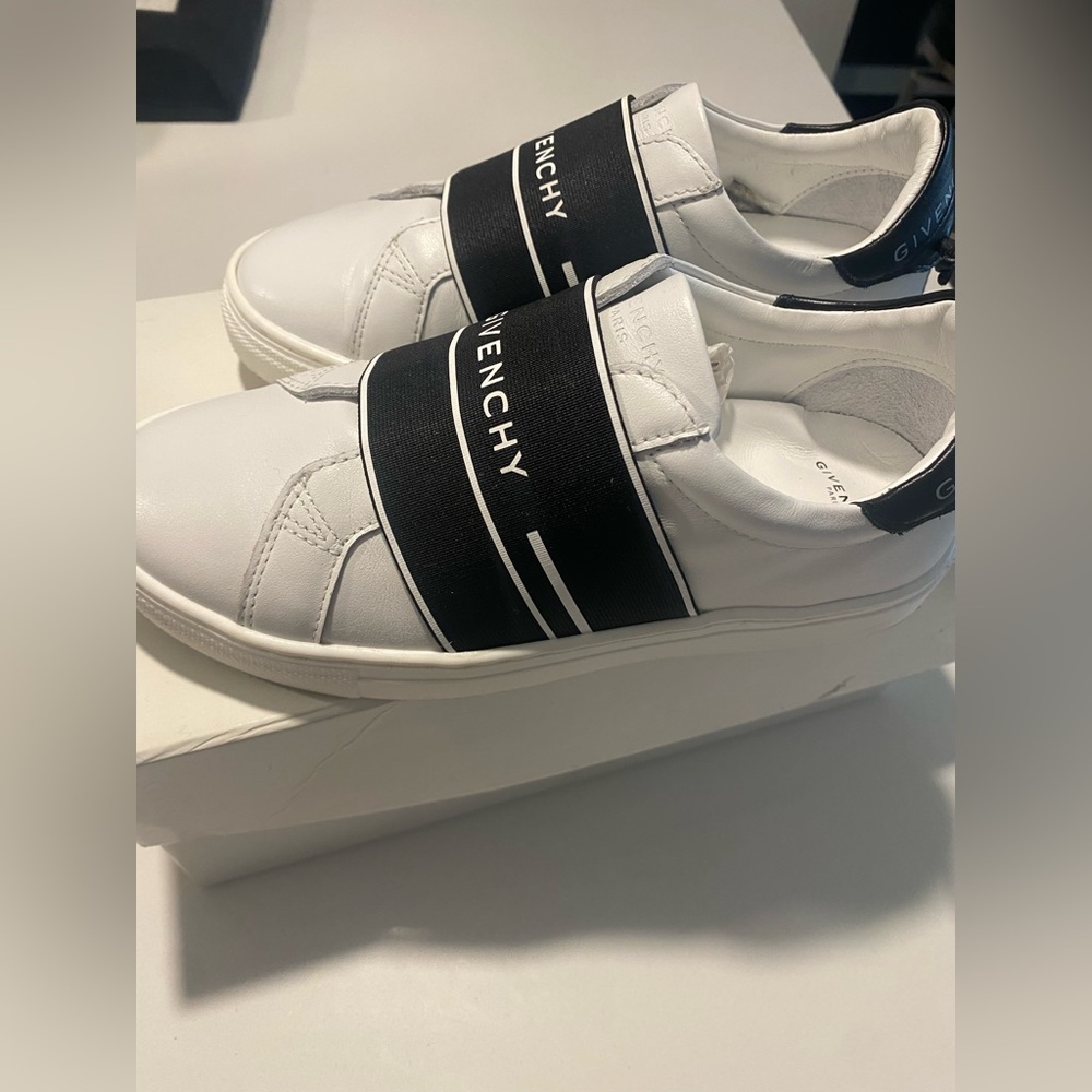 Givenchy kids shoes size 33